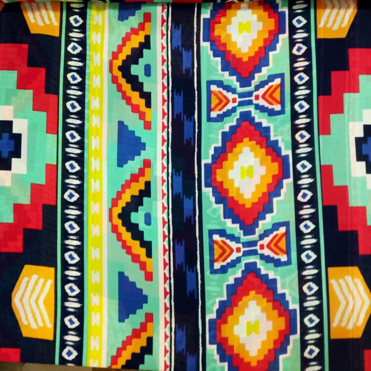 בד שיפון הדפס פסים גאומטרי צבעוני