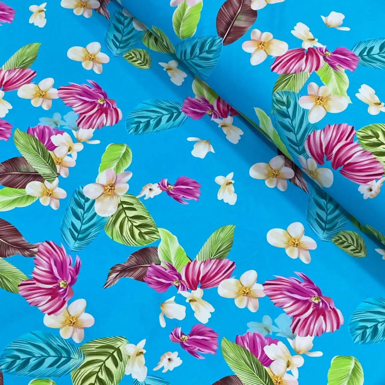 בד לייקרה פרחים עלים ורוד לבן על תכלת כחול