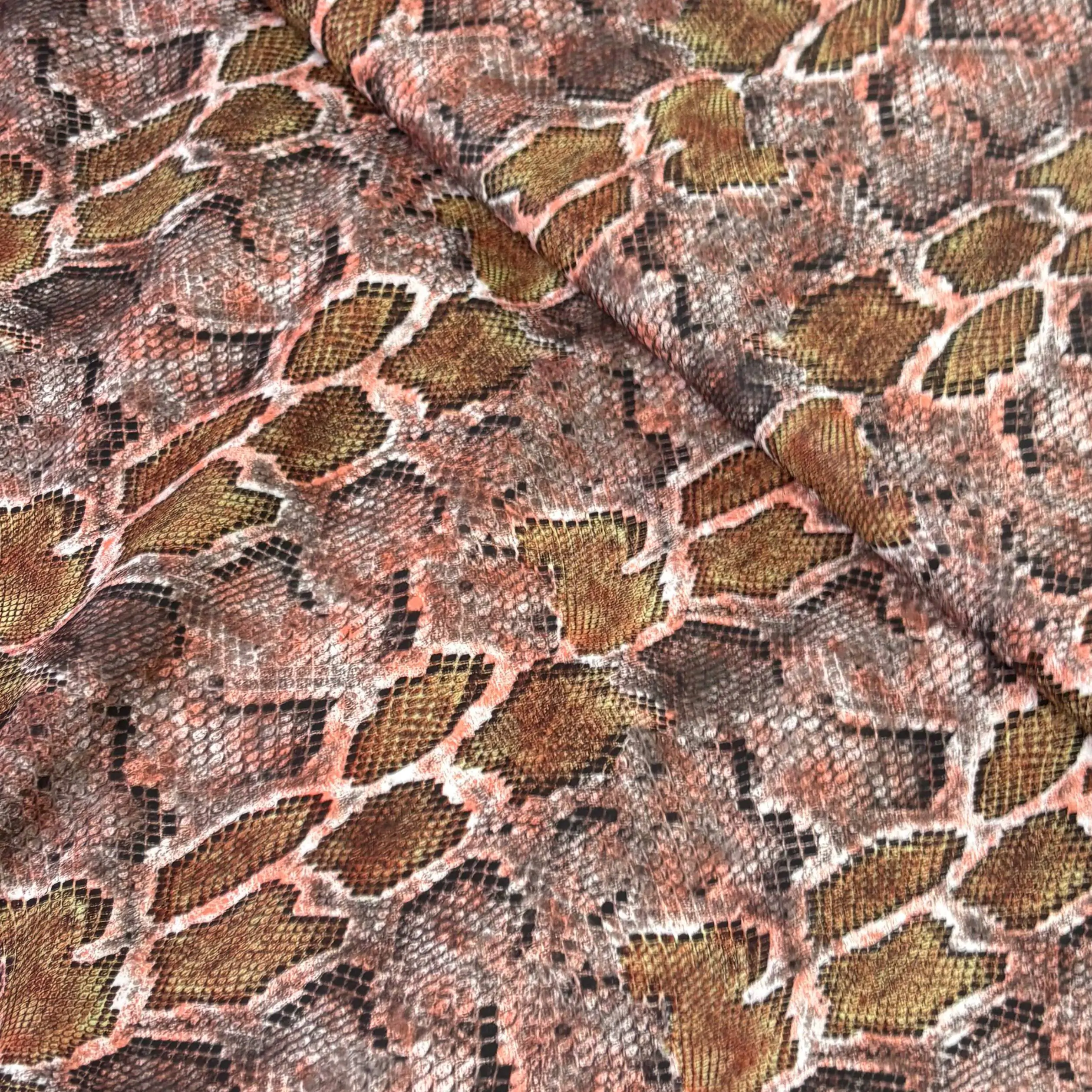 ⁦בד ויניל הדפס נחש רקע אדמדם⁩ – תמונה ⁦3⁩