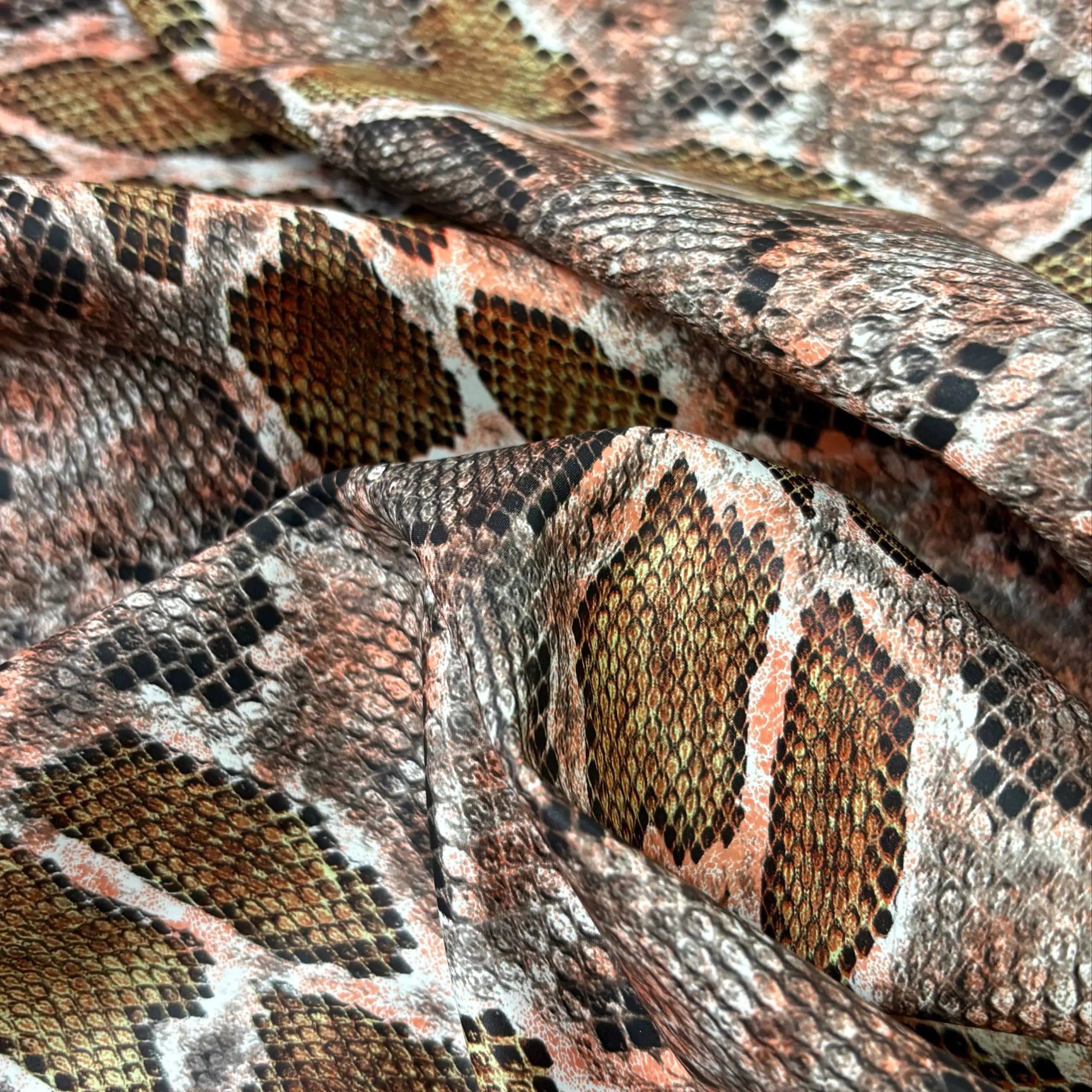 ⁦בד ויניל הדפס נחש רקע אדמדם⁩ – תמונה ⁦4⁩