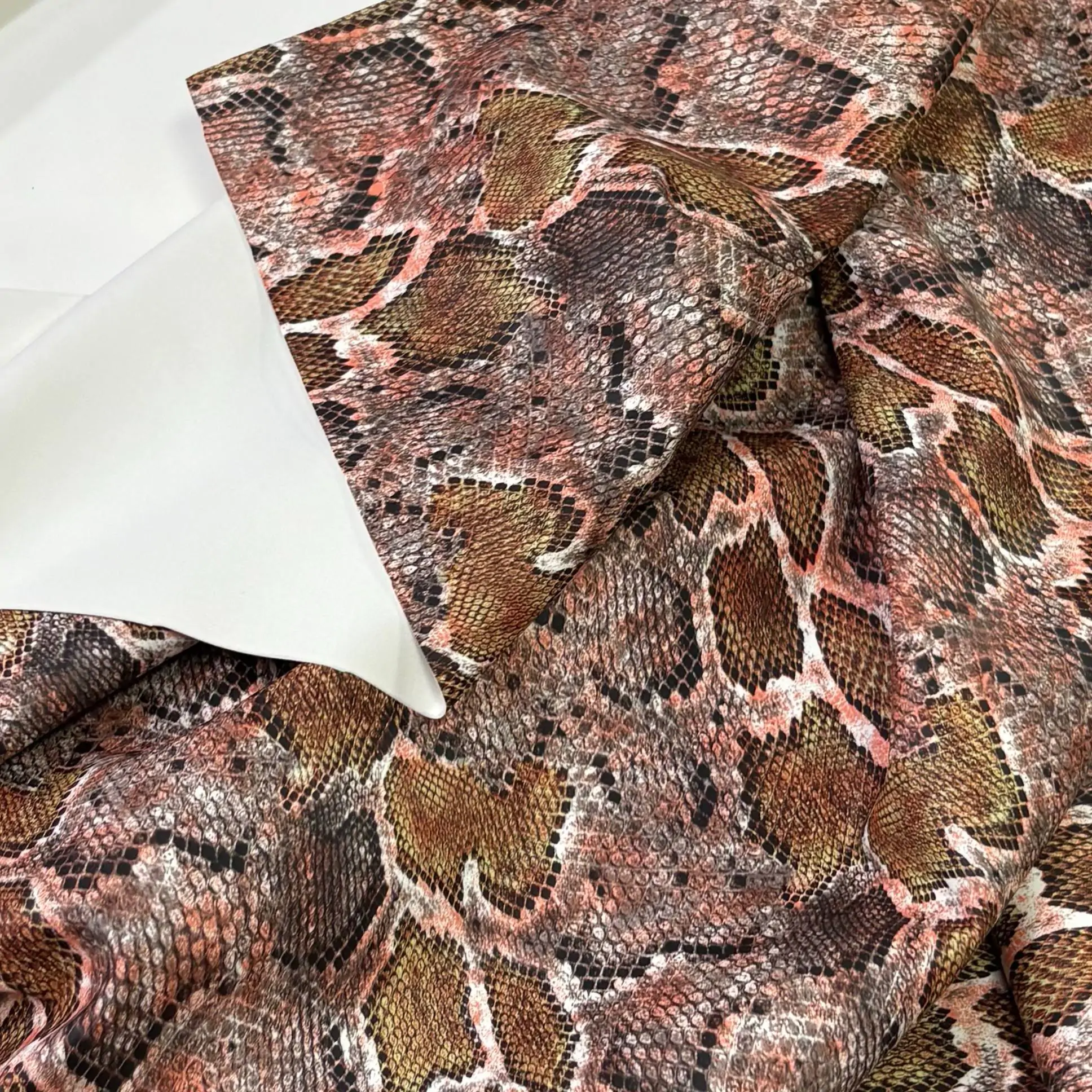 ⁦בד ויניל הדפס נחש רקע אדמדם⁩ – תמונה ⁦2⁩