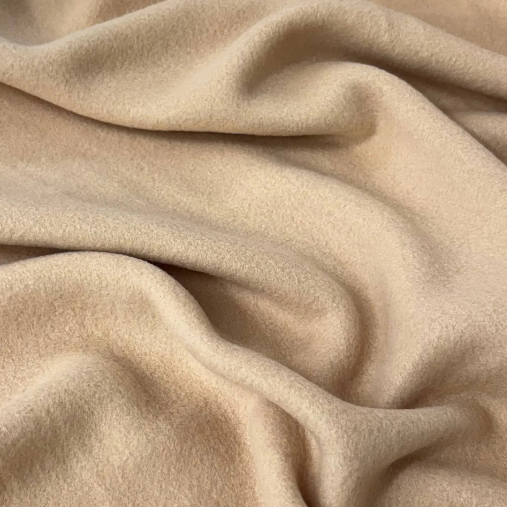 בד פליז חלק בז