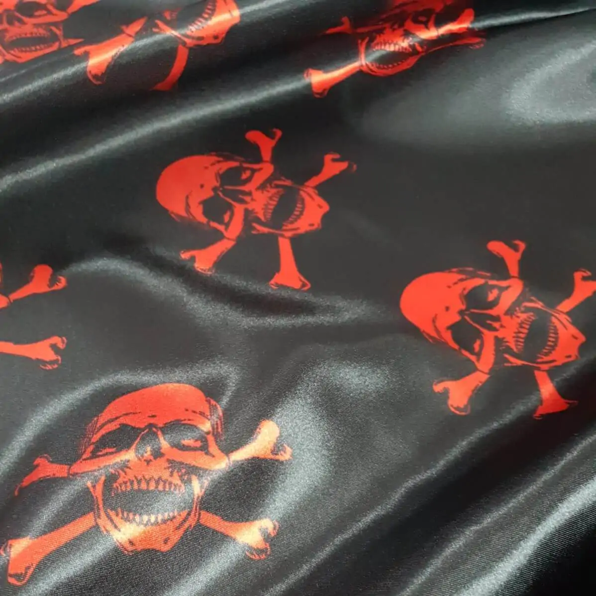 בד סאטן שחור גולגלות אדומות