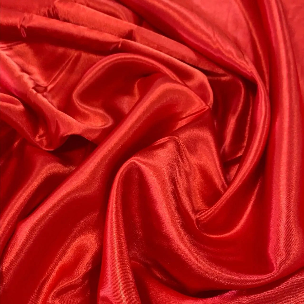 בד סאטן סילקי אדום