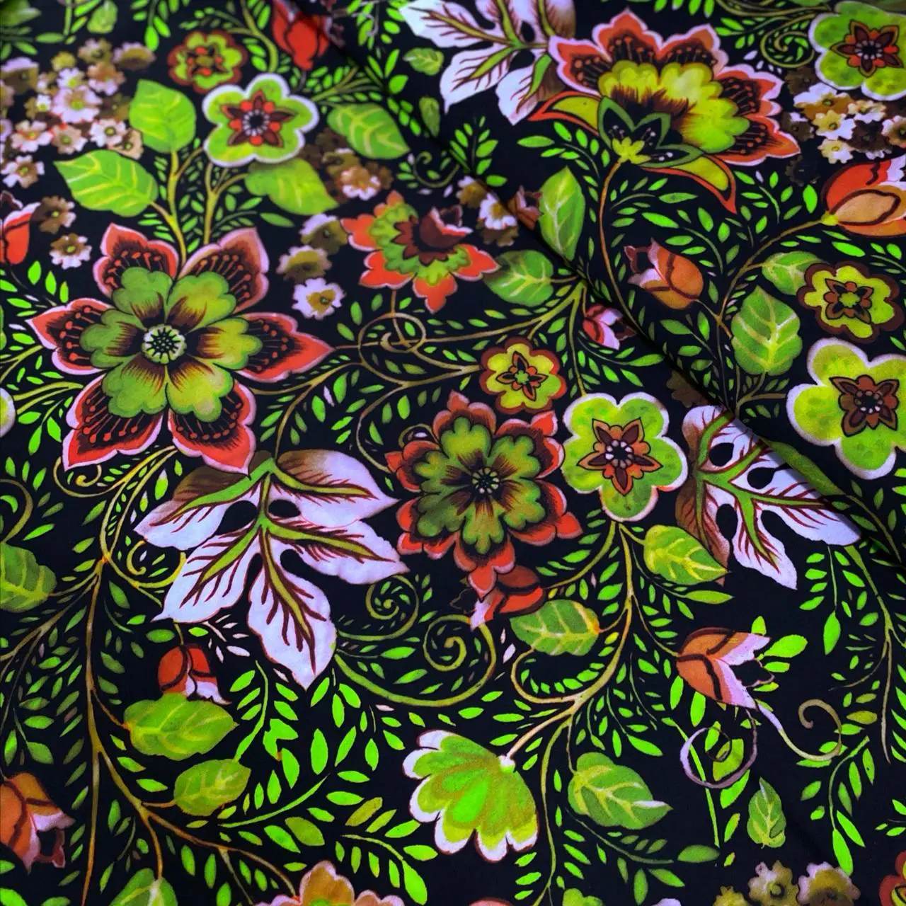 בד לייקרה פרחים ורוד סגול ירוק שחור