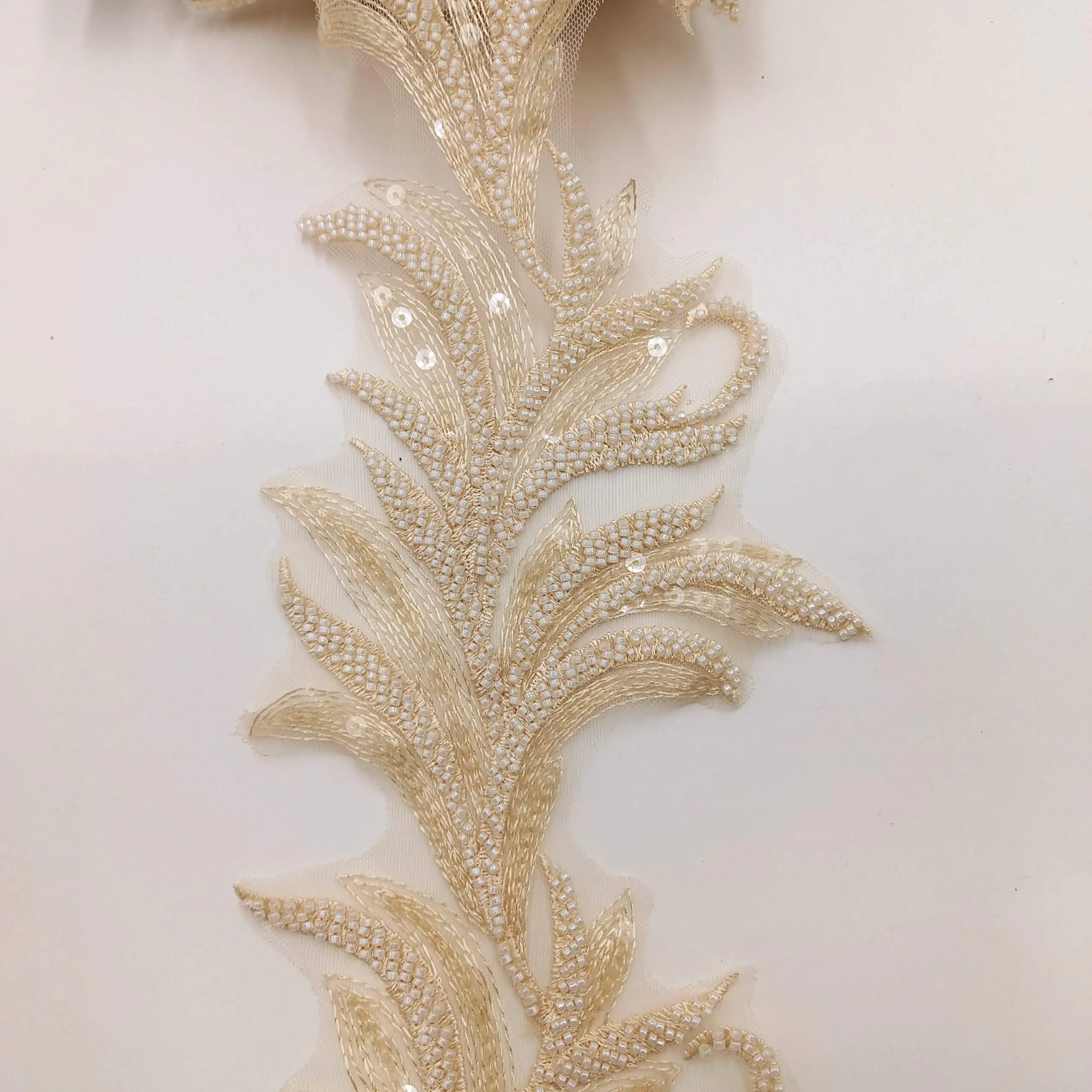 סרט עלים חרוזים בז