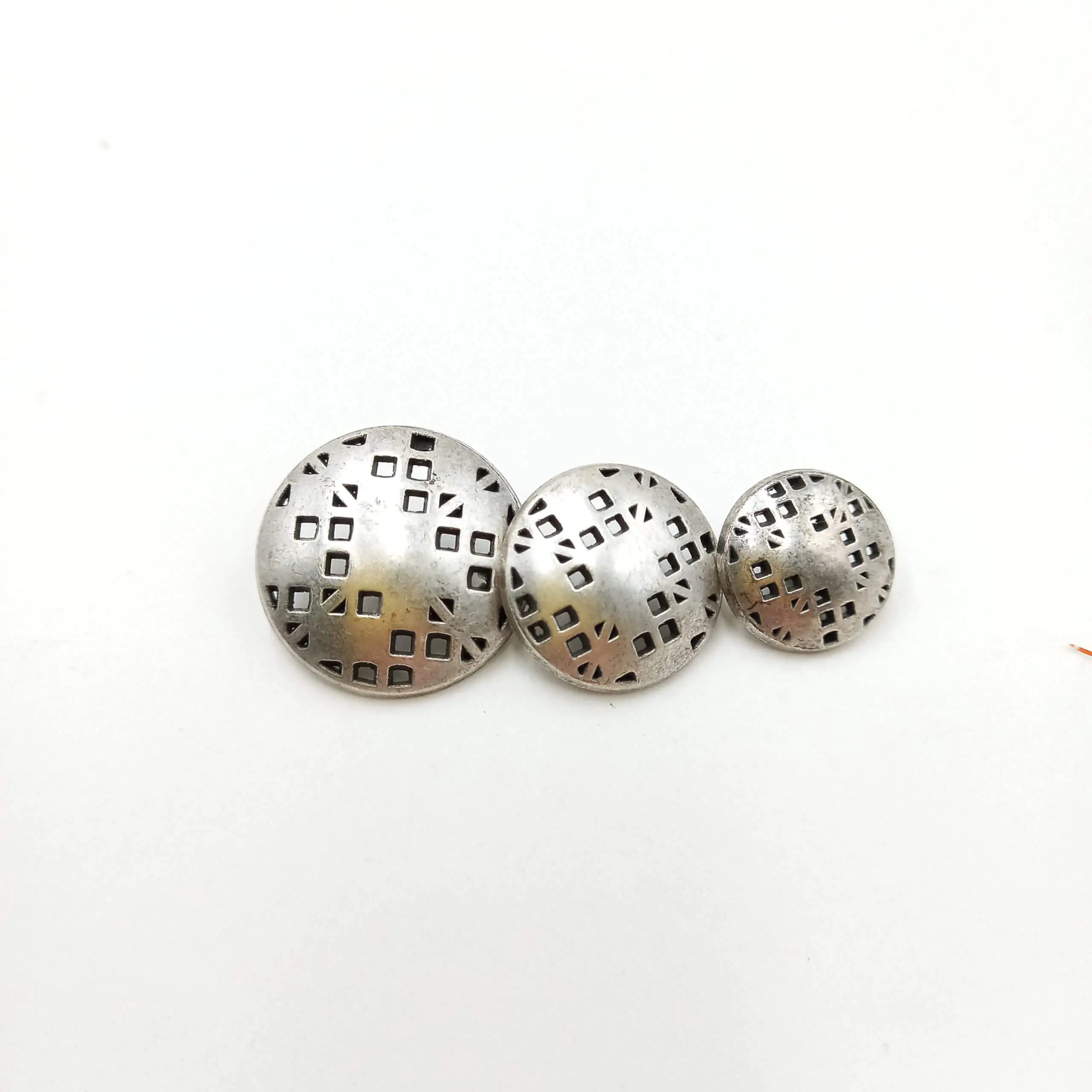 כפתור ניקל חורים