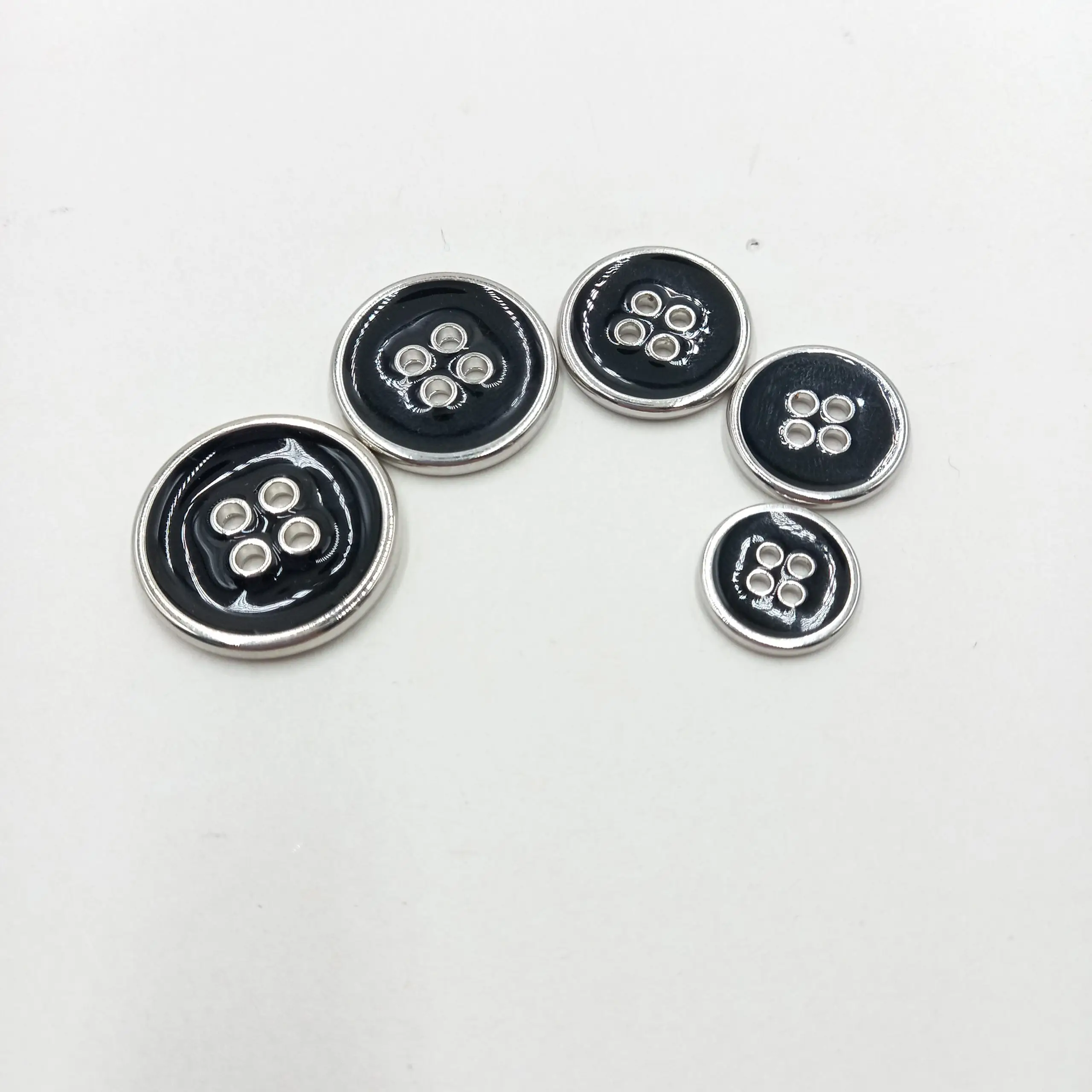 כפתור 4 חורים שחור כסף