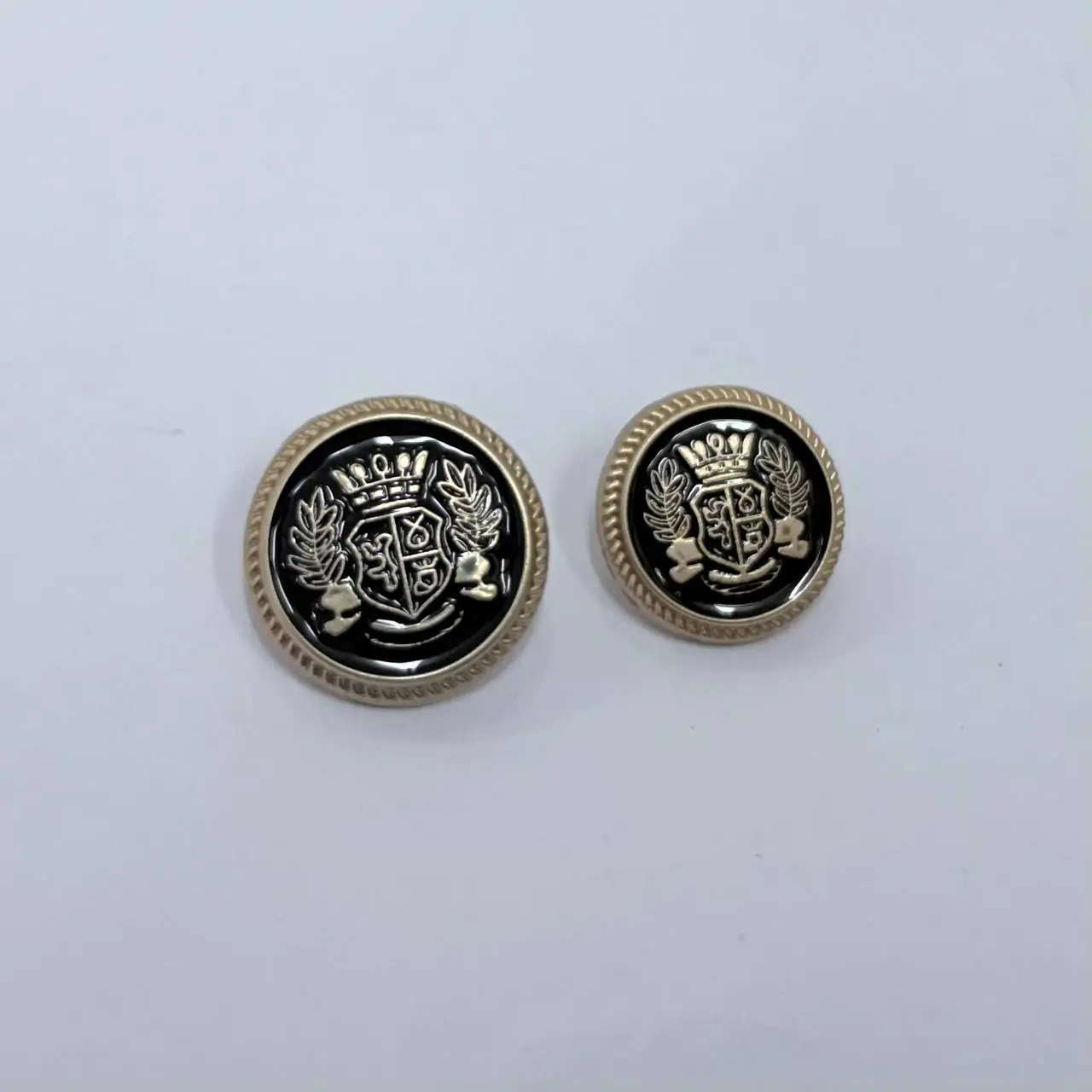 ⁦כפתור מגן זהב שחור⁩ – תמונה ⁦3⁩