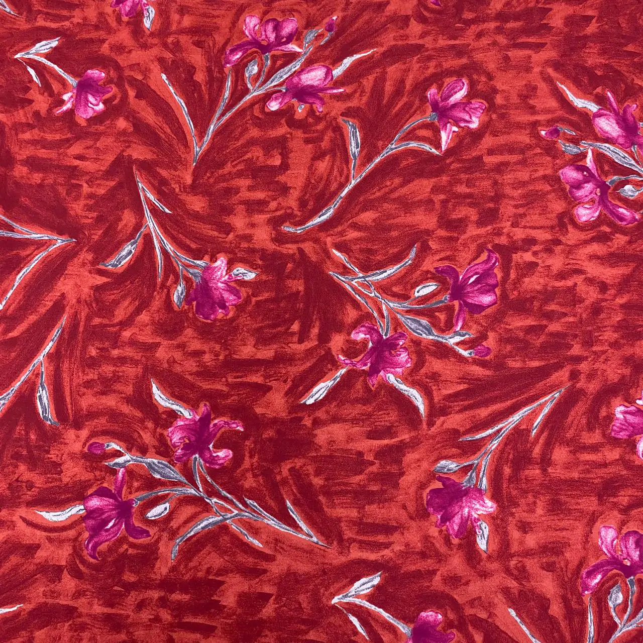 בד קרפ פרחים ורודים על אדום