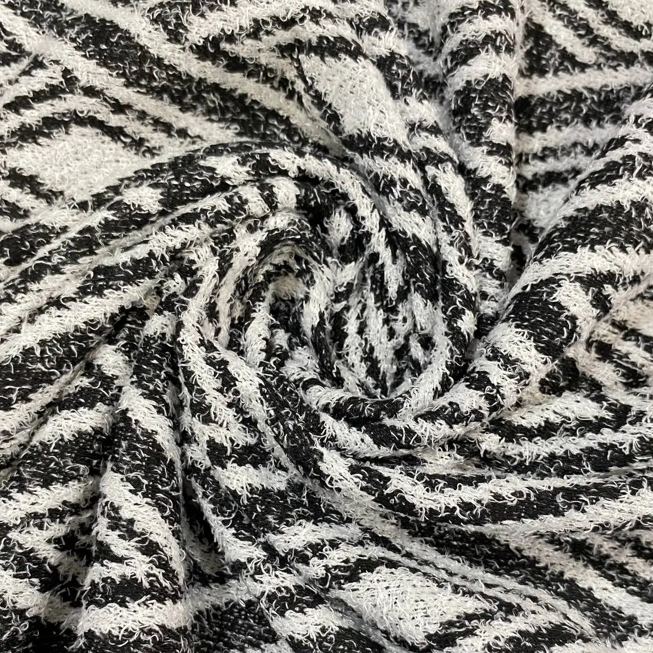 בד סריג בוקלה מעוינים שחור לבן – תמונה 3