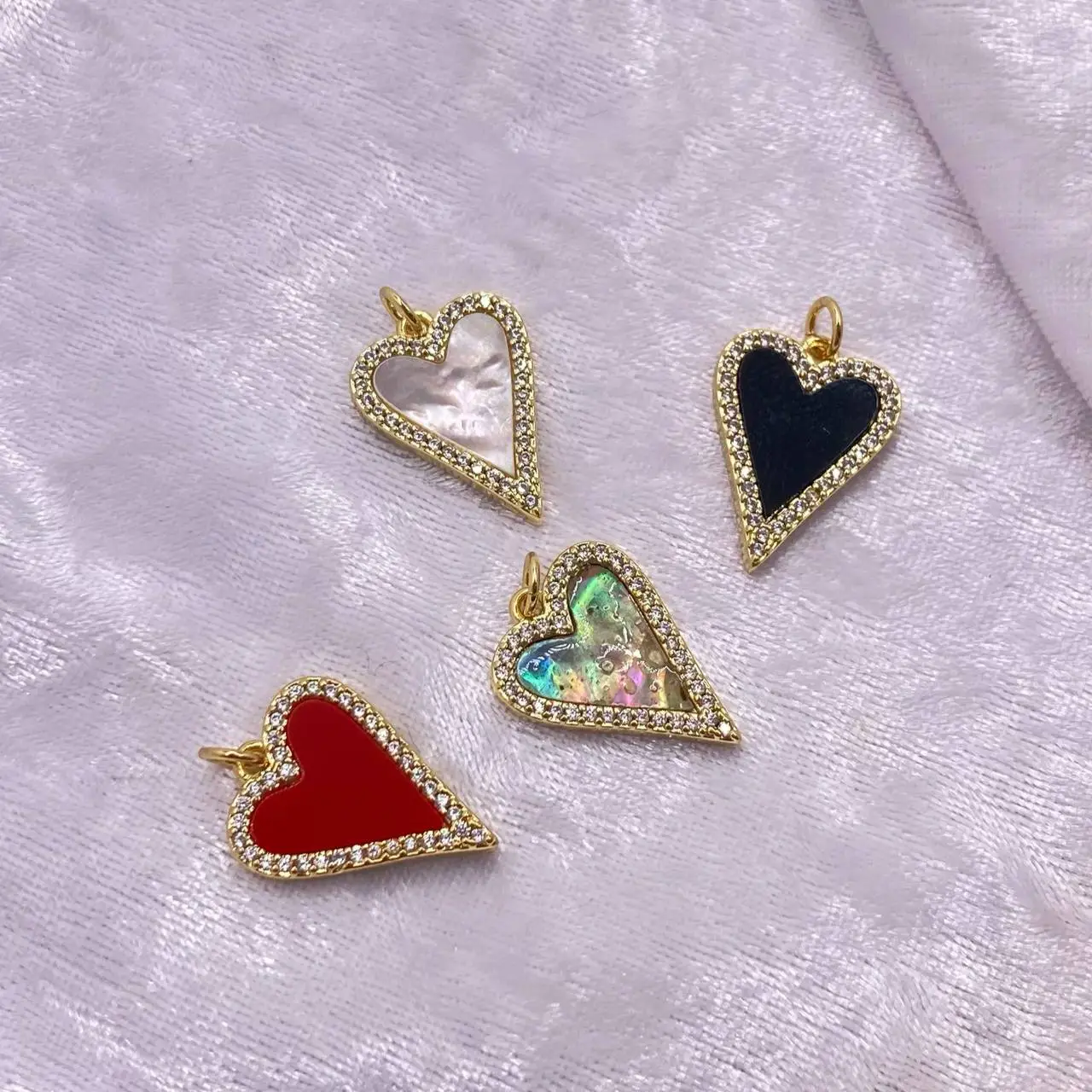 תליון לב ארוך משובץ זרקונים ציפוי זהב