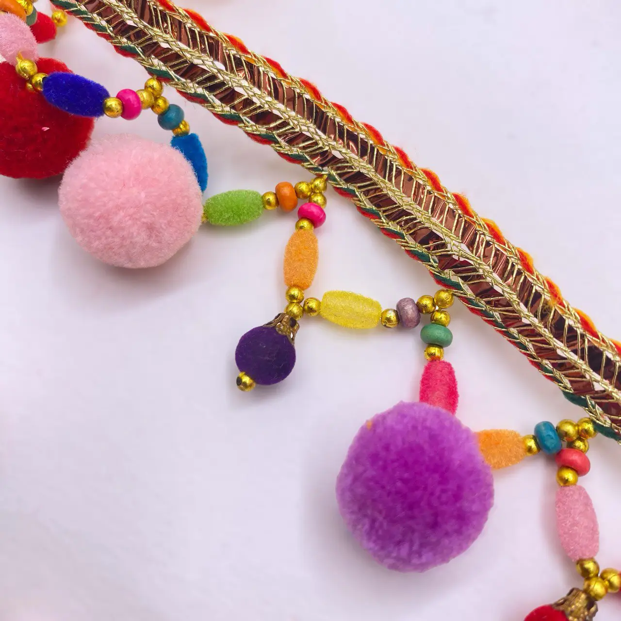 ⁦סרט פונפונים וחרוזים צבעוני⁩ – תמונה ⁦2⁩