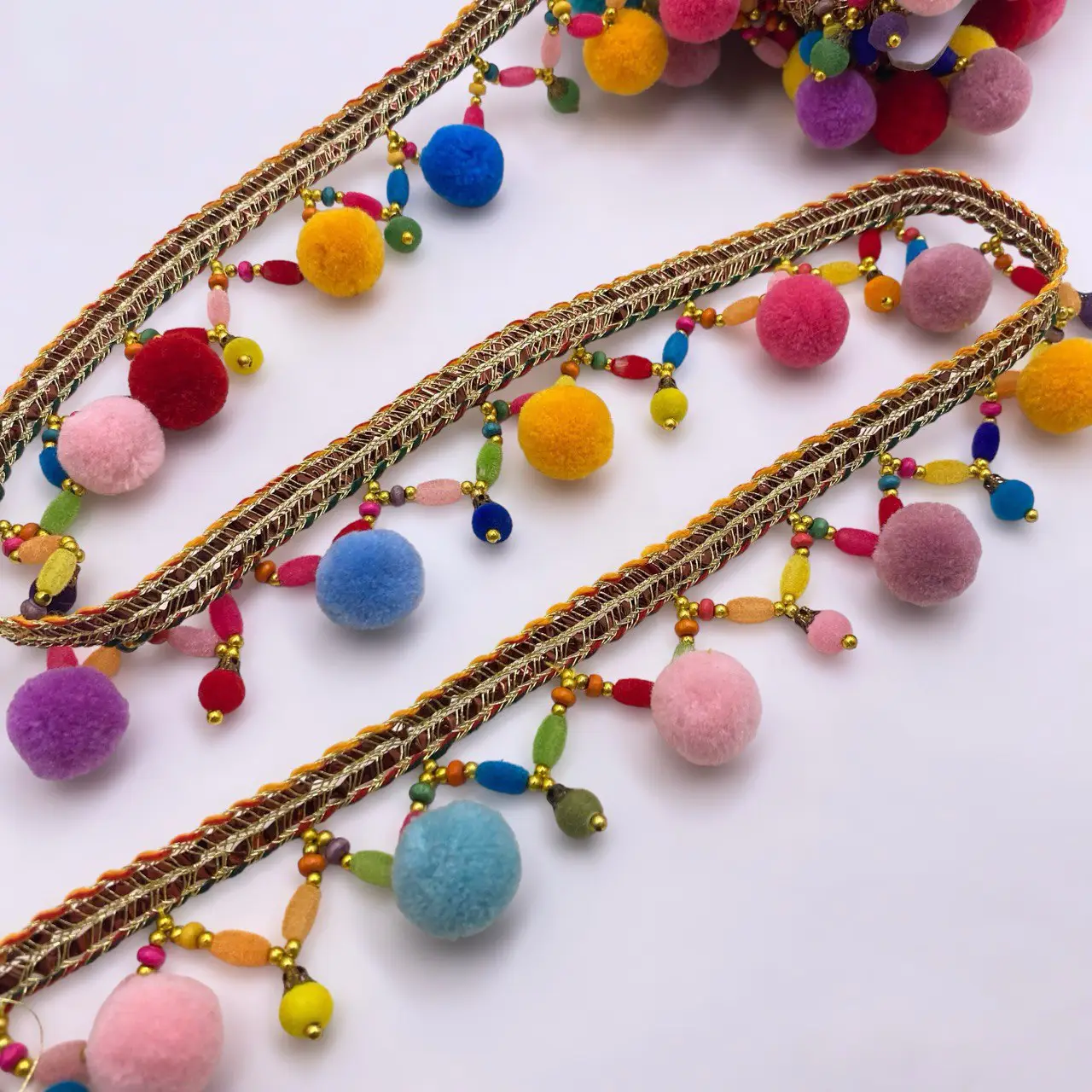 סרט פונפונים וחרוזים צבעוני