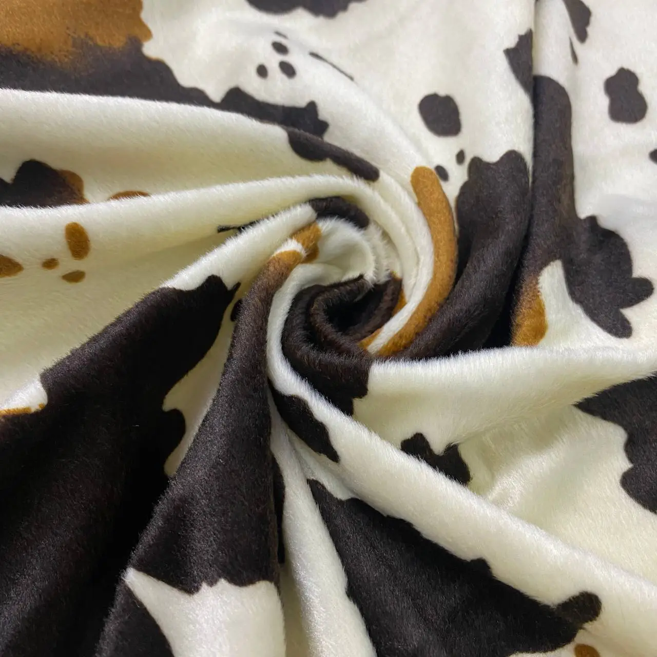 בד פרווה פרה חום על שמנת