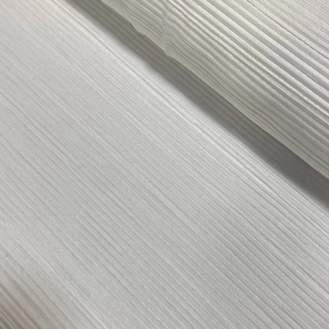 ⁦בד פליסה סאטן דק לבן⁩ – תמונה ⁦2⁩